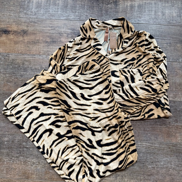 SKIMS SLEEP LONG SLEEVE BUTTON UP SET - Picture 2 of 10